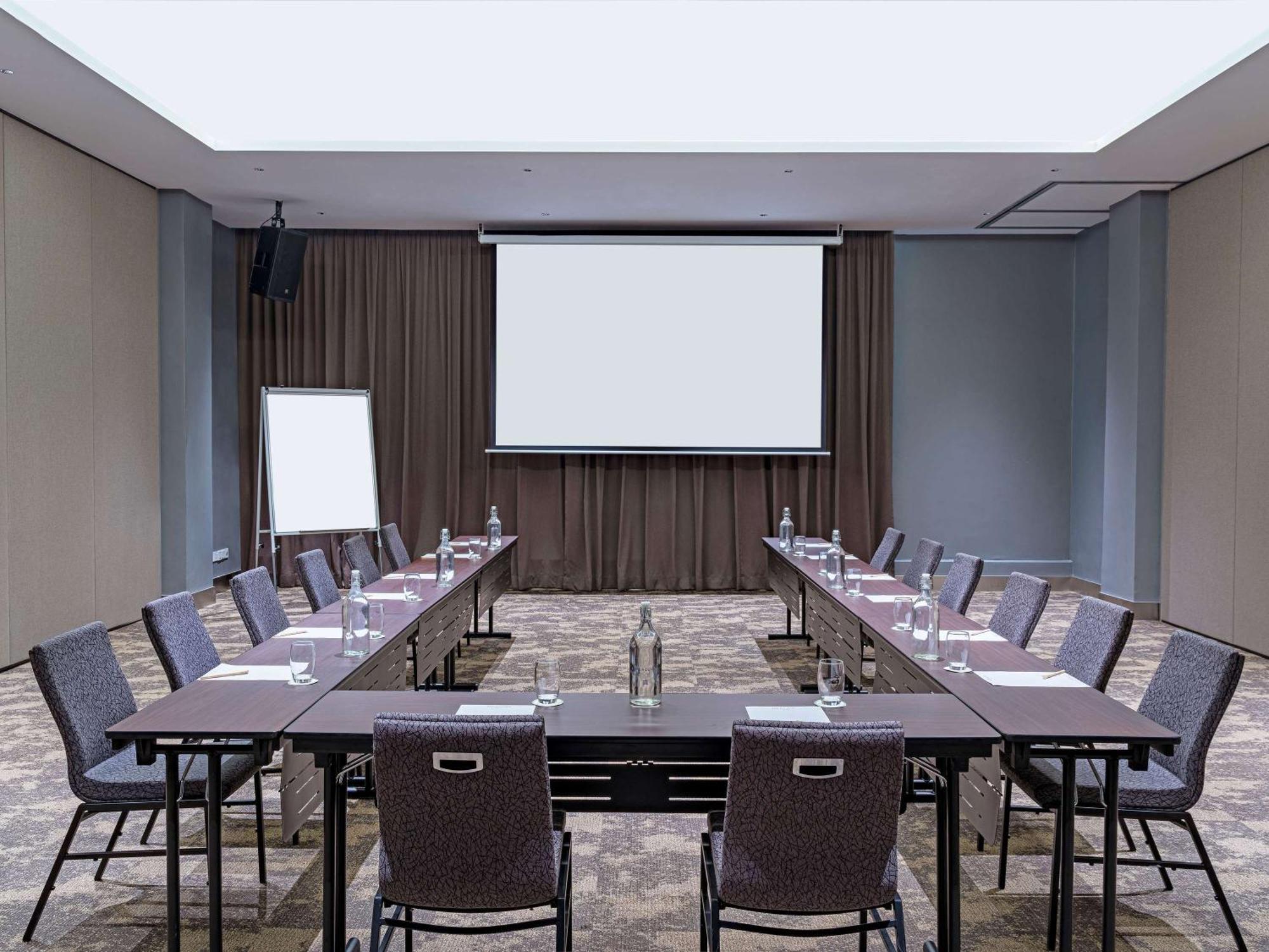 Mercure Living Putrajaya Exterior foto A meeting room